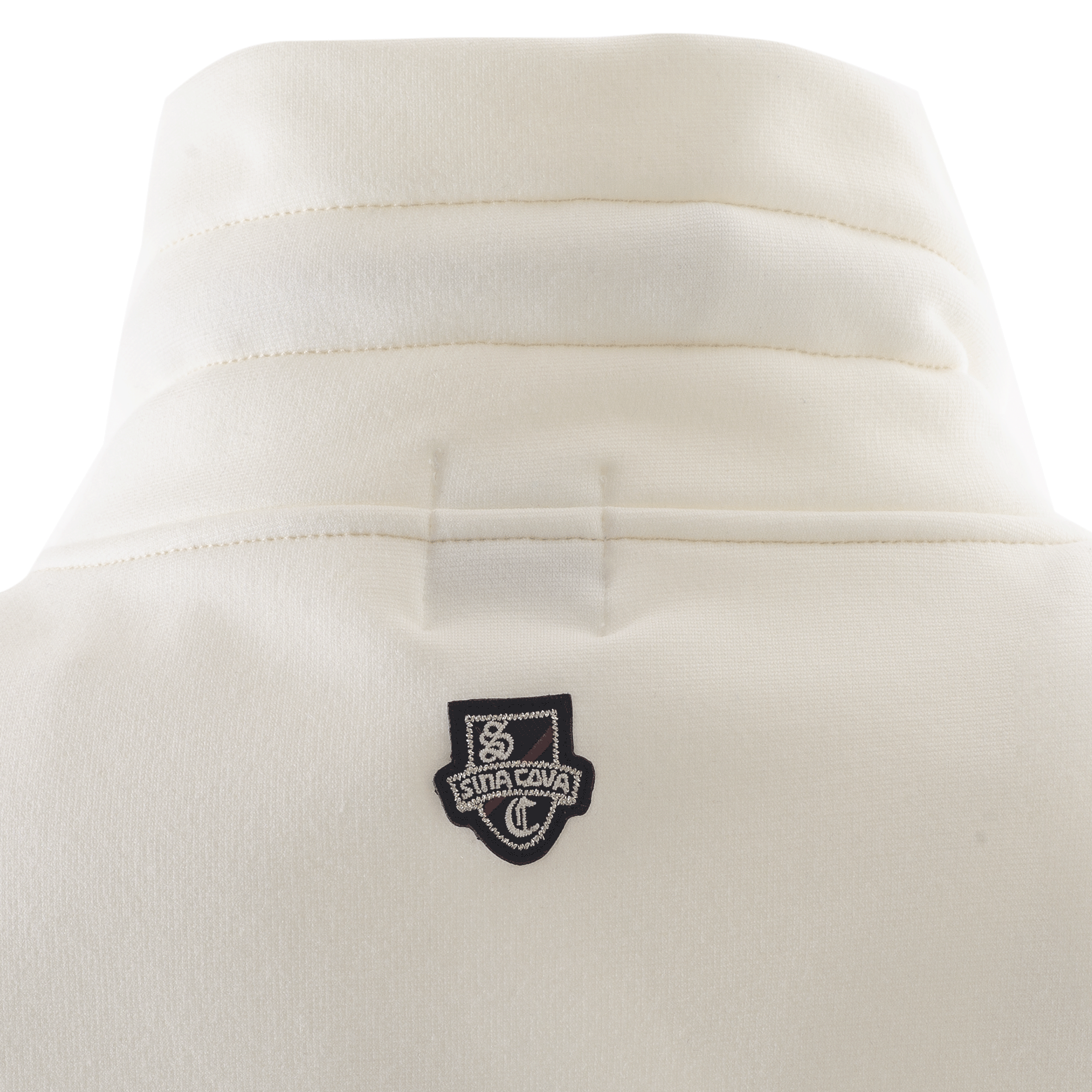 【公式】シナコバ (SINA COVA) ハイネックプルオーバー 23210080 オフホワイトの首元背面