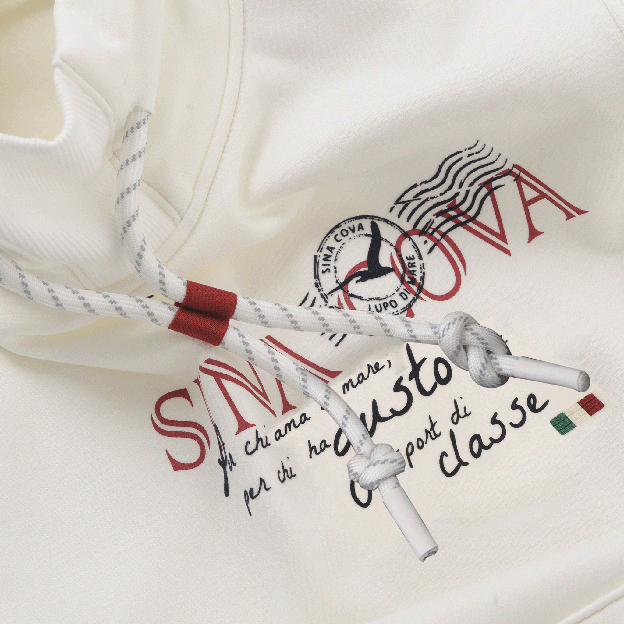 【公式】シナコバ (SINA COVA) ハイネックプルオーバー 23210080 オフホワイトのプリント部分