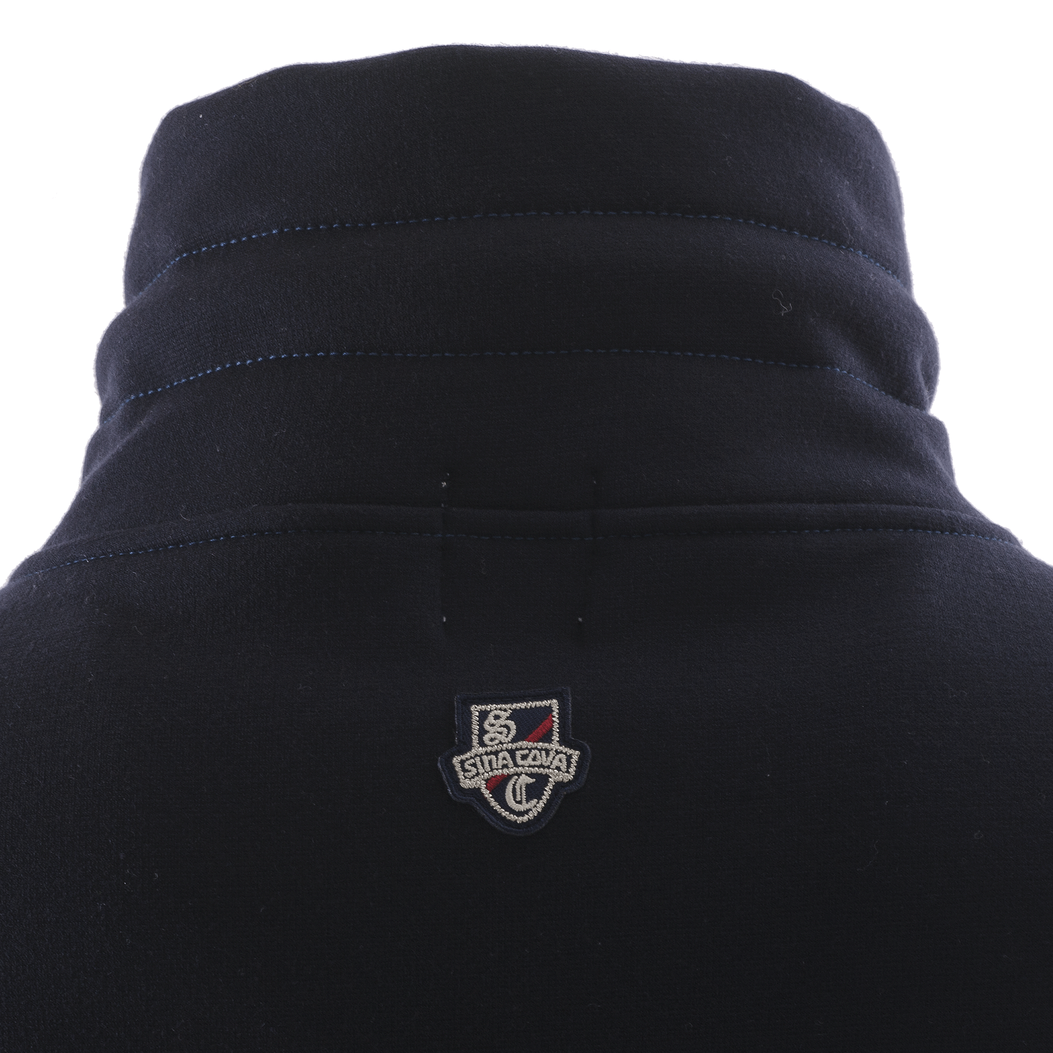 【公式】シナコバ (SINA COVA) ハイネックプルオーバー 23210080 ネイビーの首元背面