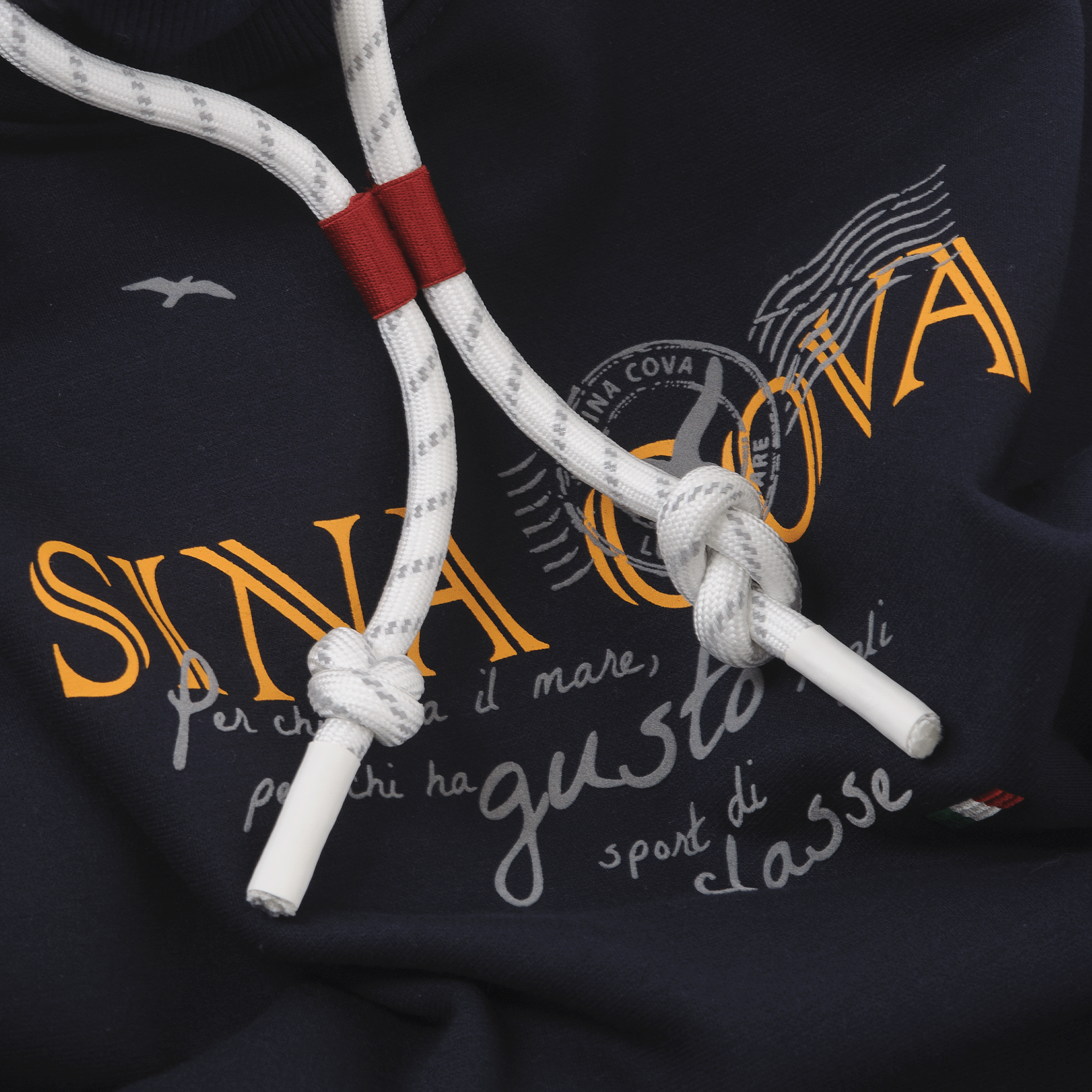 【公式】シナコバ (SINA COVA) ハイネックプルオーバー 23210080 ネイビーのプリント部分