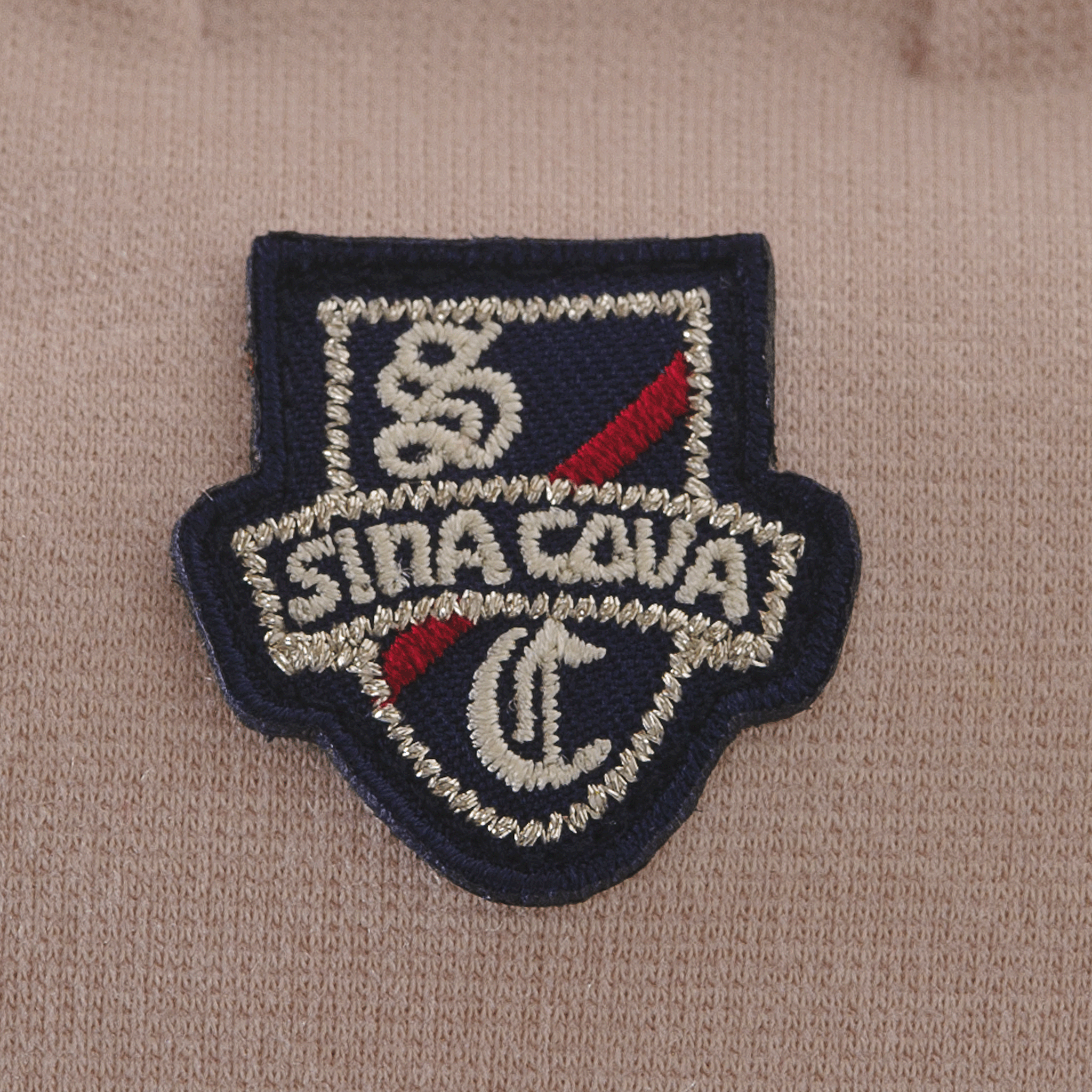 【公式】シナコバ (SINA COVA) ハイネックプルオーバー 23210080 ピンクのワッペン部分