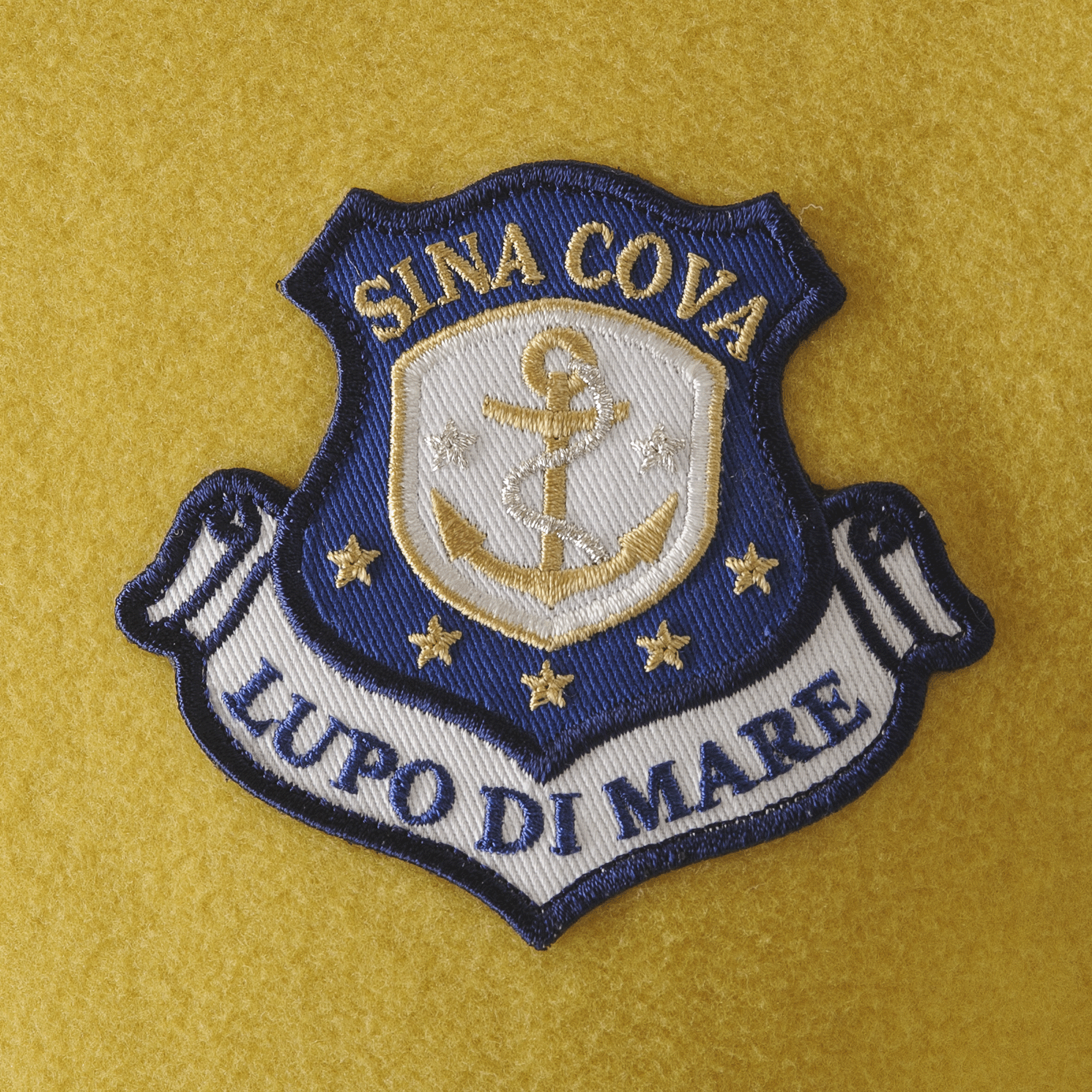 【公式】シナコバ (SINA COVA) ハイネックプルオーバー ユニセックス(男女兼用) 23210070 イエローのわワッペン部分