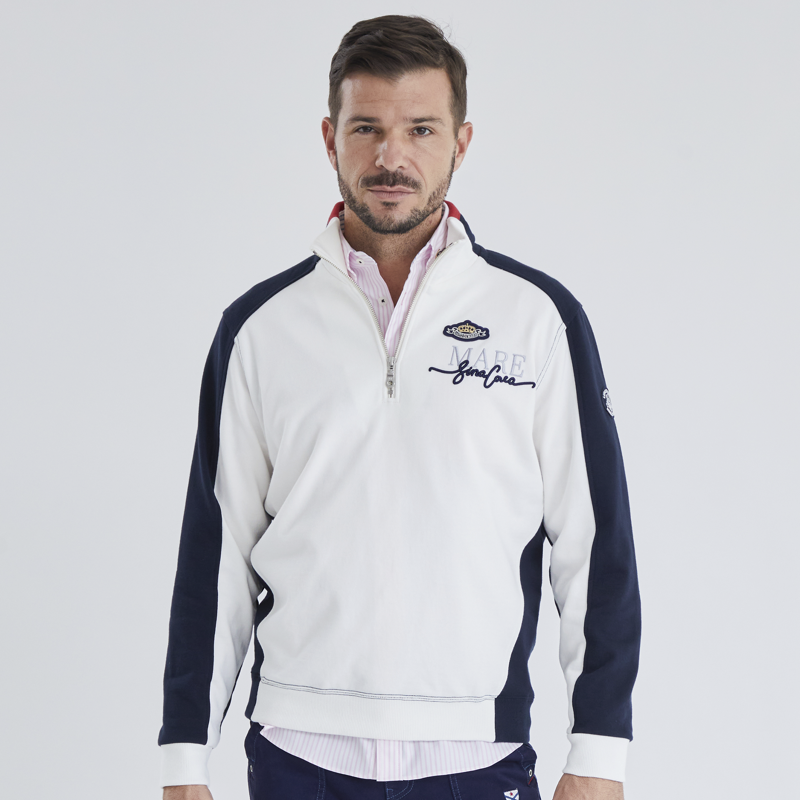 【公式】シナコバ (SINA COVA) ZIPUPプルオーバー 22210030 オフホワイトのモデル画像